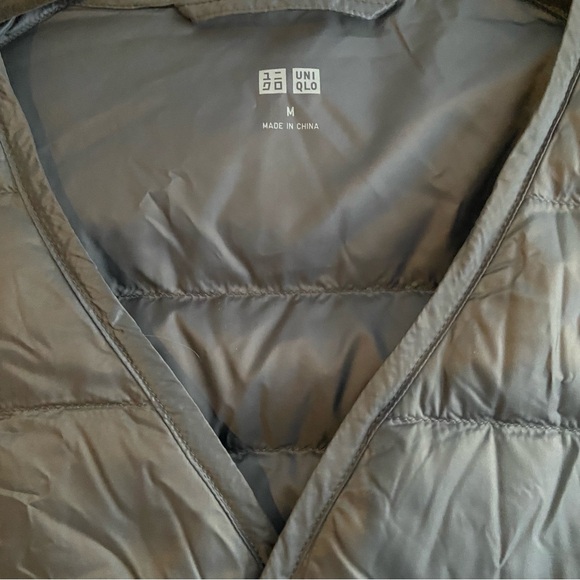 SOLD Uniqlo Quilted Liner Vest Lightweight Snap Front Gray Men’s Medium - Picture 3 of 3